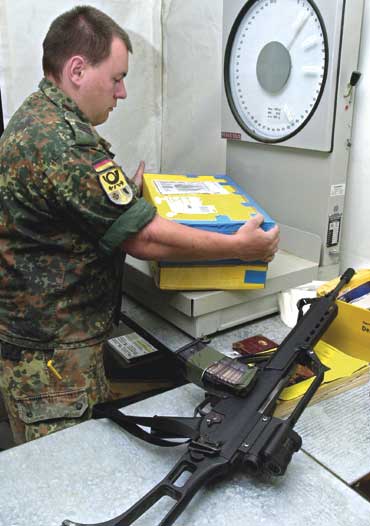 FELDPOSTLER der deutschen Bundeswehr bei der Arbeit